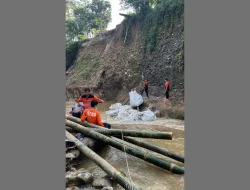 60 Ton Jumbo Bag Dipasang Tangani Abrasi Tebing Kali Gelis Kudus