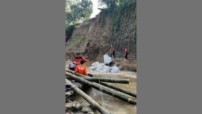 60 Ton Jumbo Bag Dipasang Tangani Abrasi Tebing Kali Gelis Kudus