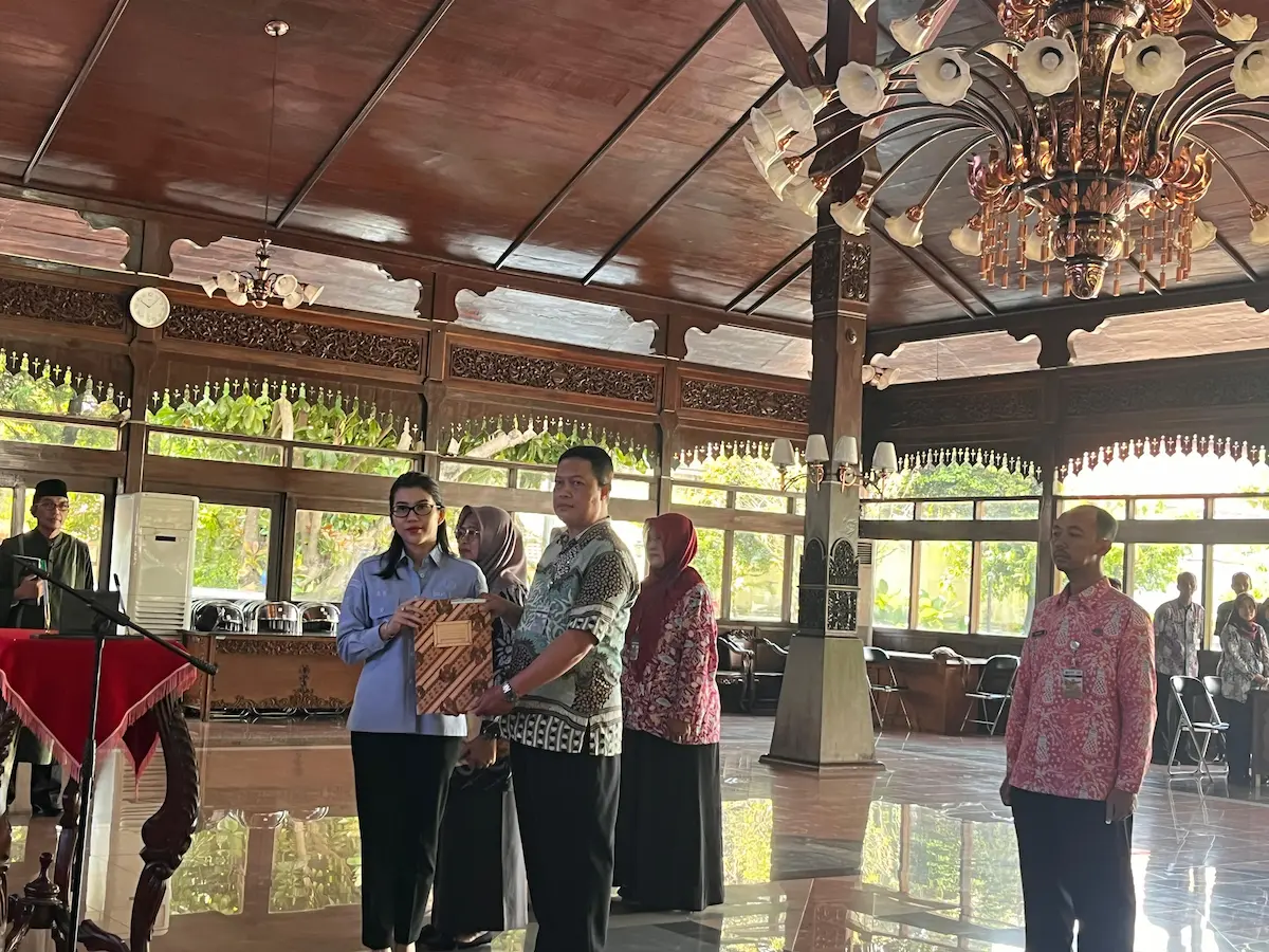 Wakil Bupati Kudus Bellinda Birton saat menyerahkan SK secara simbolis kepada salah satu pejabat yang baru dilantik di Pendopo.