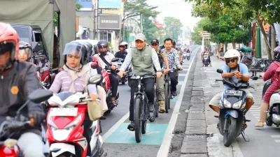 Bupati Kudus Sam'ani Intakoris mengayuh sepeda menuju Pendapa Kabupaten Kudus untuk mengkampanyekan gerakan bike to work bagi ASN.