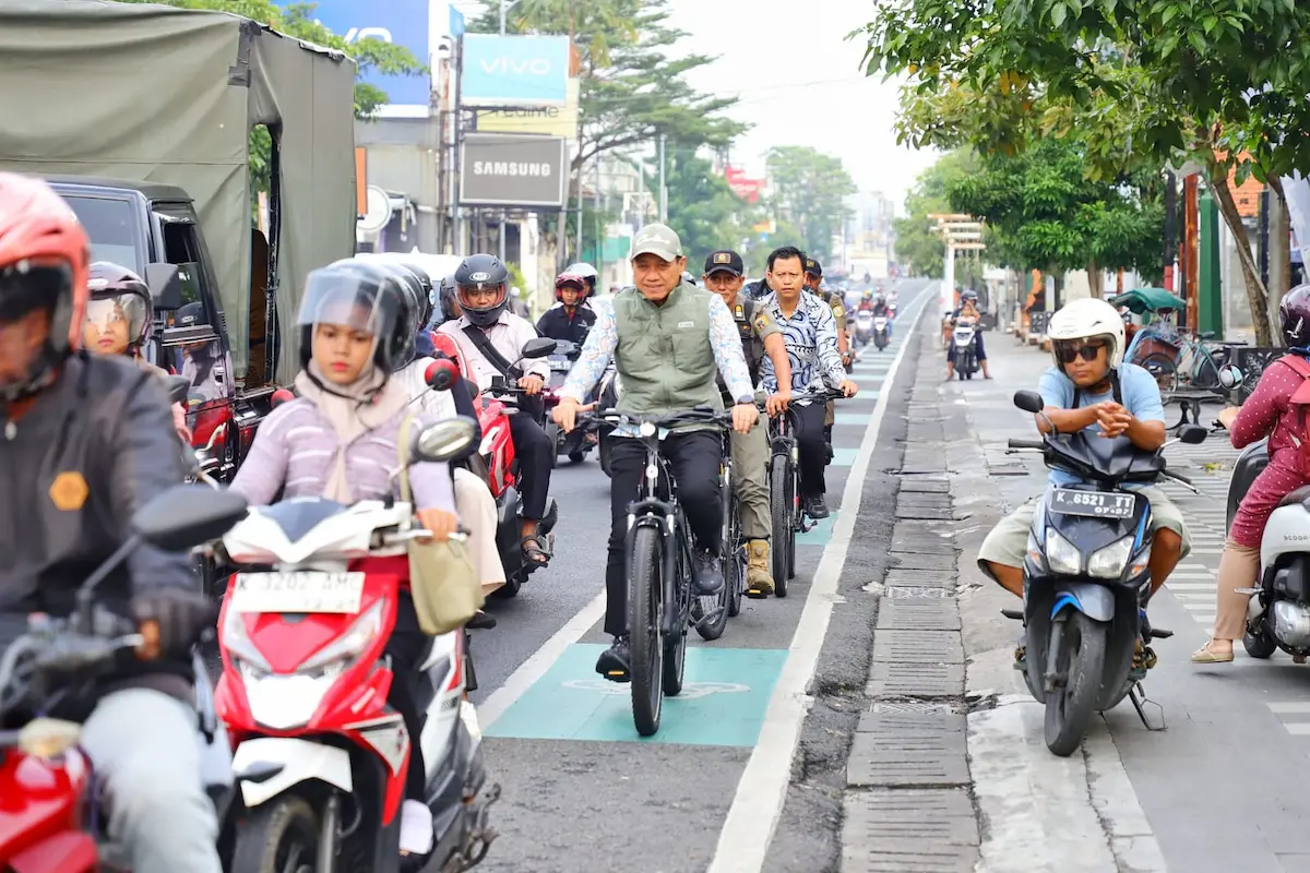 Bupati Kudus Sam'ani Intakoris mengayuh sepeda menuju Pendapa Kabupaten Kudus untuk mengkampanyekan gerakan bike to work bagi ASN.