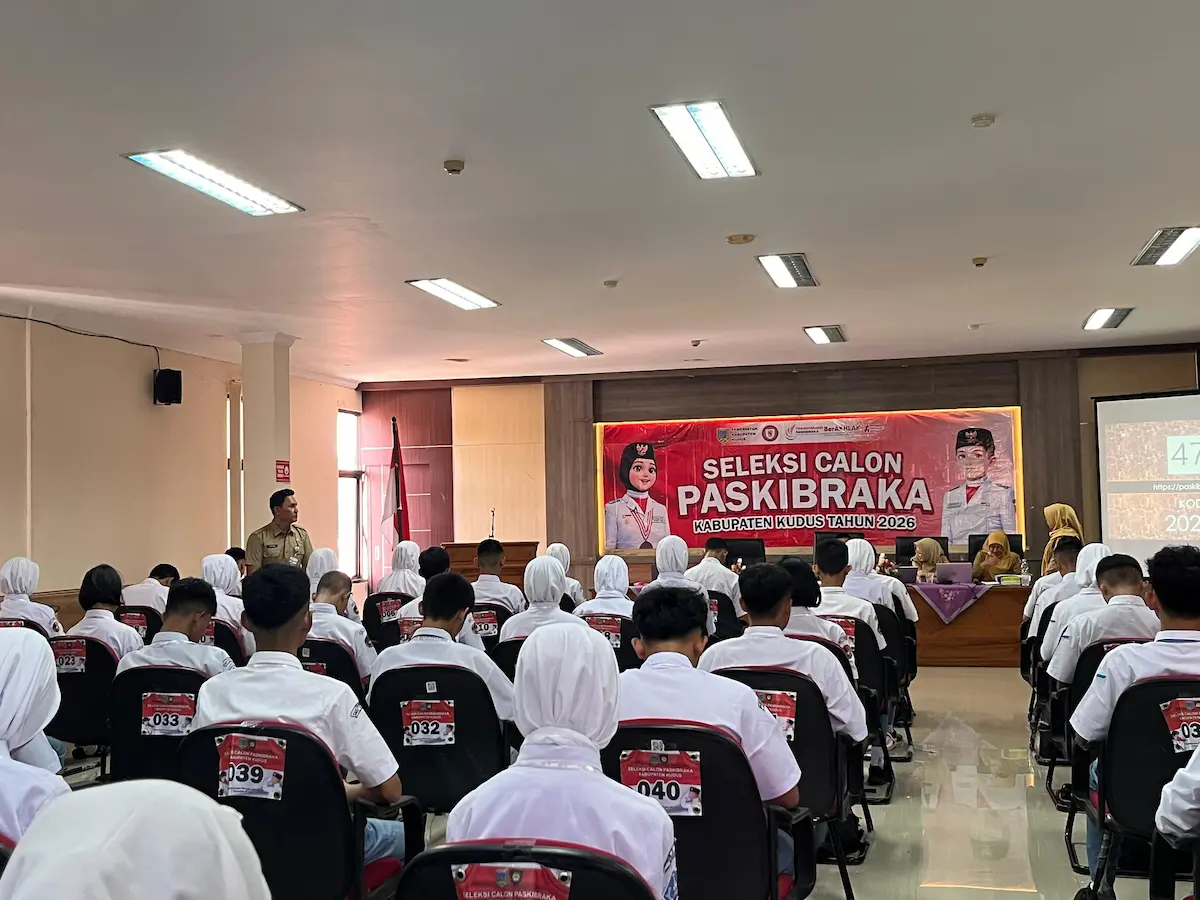 Calon peserta Paskibraka Kabupaten Kudus sedang fokus mengerjakan tes tertulis wawasan kebangsaan di Aula Kantor Kesbangpol.