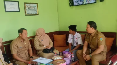 Tim dari Pemkab Kudus saat menjenguk dan memeriksa kondisi psikologis Arsya, siswa SMK NU Miftahul Falah yang viral setelah menyurati Presiden Prabowo.