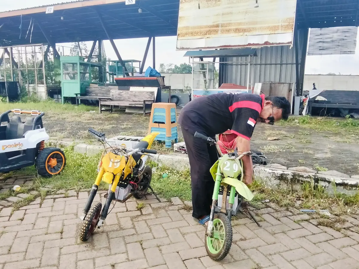 Suasana sepi pengunjung di kawasan Alun-alun Kembangjoyo Pati yang berdampak buruk pada penurunan pendapatan para pedagang kaki lima setempat.
