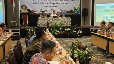 Suasana FGD Pemkab Kudus dan BPJS Ketenagakerjaan membahas percepatan cakupan jaminan sosial bagi pekerja rentan.