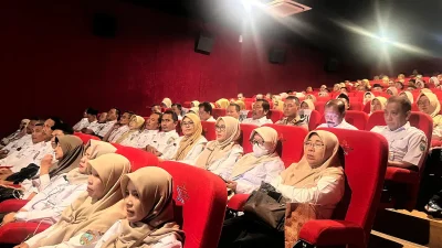 Sejumlah guru saat menonton bersama tayangan edukasi pencegahan cyberbullying di Bioskop NSC Kudus.