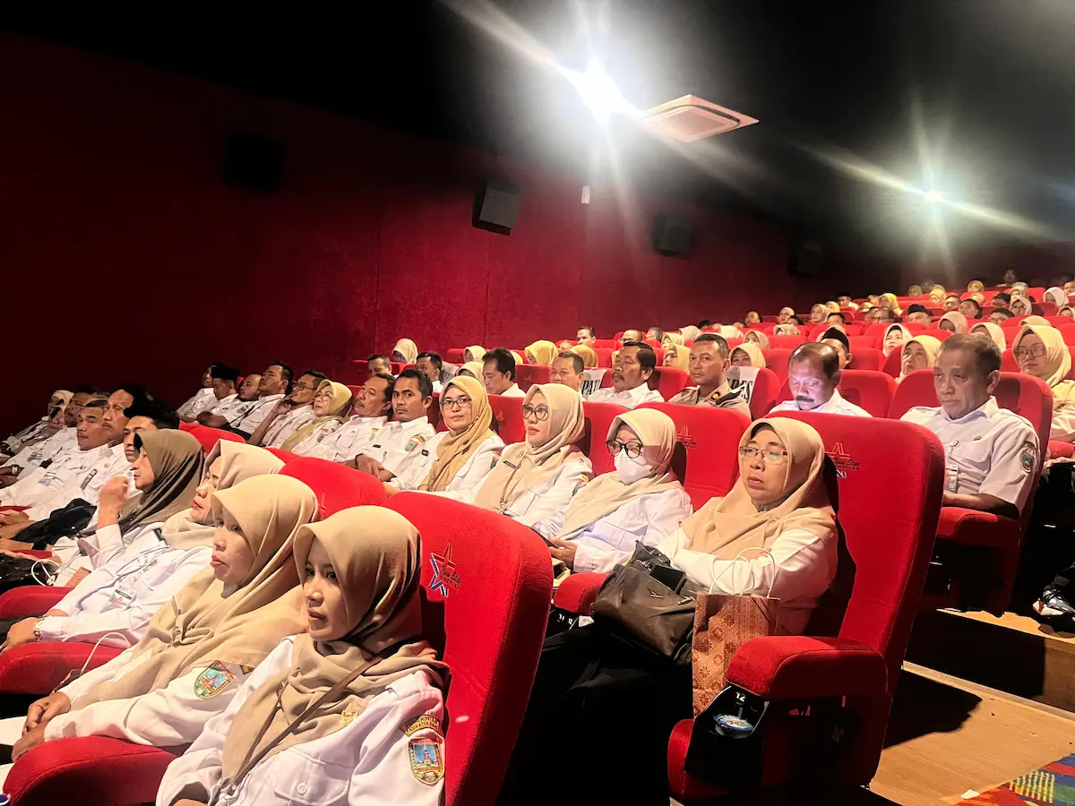 Sejumlah guru saat menonton bersama tayangan edukasi pencegahan cyberbullying di Bioskop NSC Kudus.