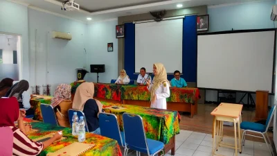 Puluhan pencari kerja sedang mengikuti tes wawancara rekrutmen PT SFI di Aula Disnaker Kabupaten Pati.
