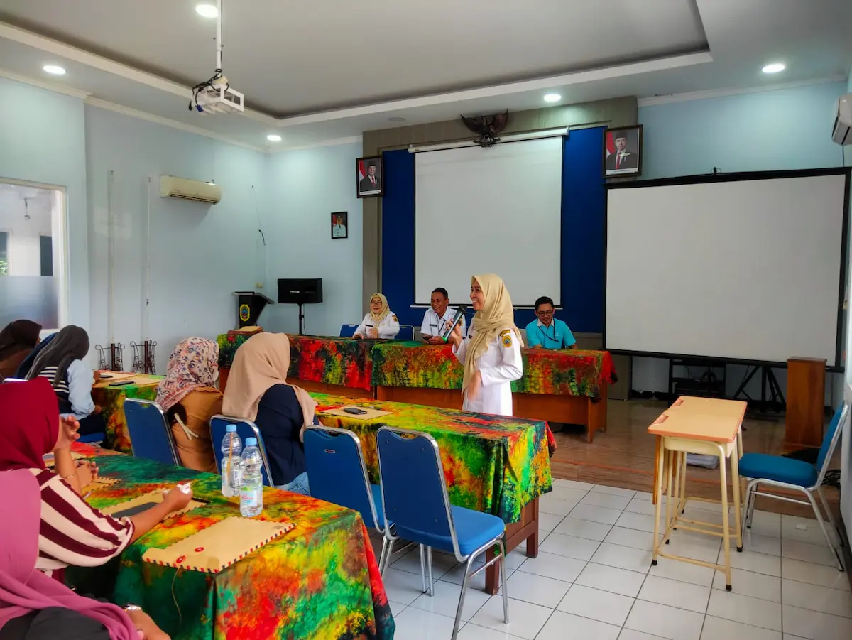Puluhan pencari kerja sedang mengikuti tes wawancara rekrutmen PT SFI di Aula Disnaker Kabupaten Pati.