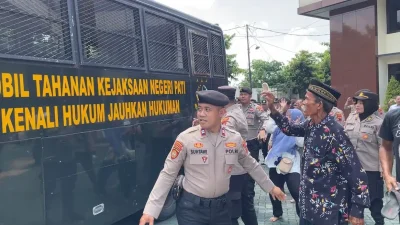 Sidang Tongtek Maut di PN Pati Memanas, Mobil Tahanan Dilempari Sandal