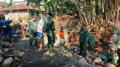 TNI dan Warga Sikasur Gotong Royong Bangun Fondasi Jembatan Garuda