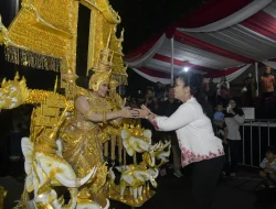 Diguyur Hujan, Peserta Semarang Night Carnival 2026 Tetap Meriahkan Simpang Lima