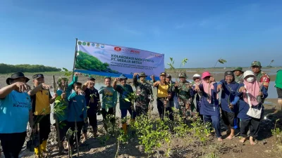 MAN 2 Pati dan PT Misaja Mitra Tanam 2.000 Bibit Mangrove di Pesisir Tayu