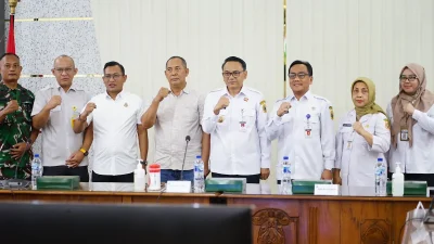 MAN 2 Pati dan PT Misaja Mitra Tanam 2.000 Bibit Mangrove di Pesisir Tayu