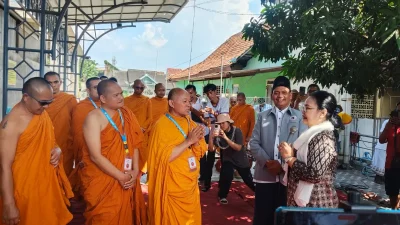 Indahnya Toleransi! Wali Kota Semarang Agustina Sambut Biksu Thudong di Masjid Al Falah