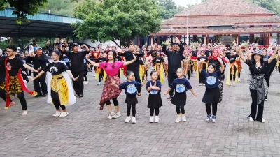 Bupati Pemalang Ikut Flashmob! Ratusan Penari Sanggar ‘Guncang’ Pantai Widuri di Hari Tari Sedunia