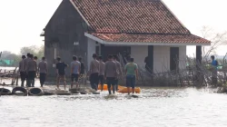 Bertahan 5 Tahun di Tengah Kepungan Rob, Nenek Siti Akhirnya Pindah ke Hunian Aman. Begini Kisah Harunya