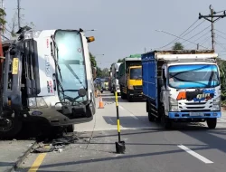 Sopir Alami Microsleep, Truk Baja 65 Ton Hantam Jembatan Kalibodri di Kendal