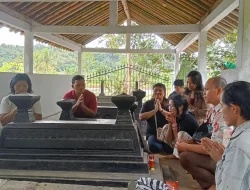 Tradisi Pattidana Jelang Waisak, Umat Buddha Purworejo Nyekar ke Makam Leluhur