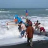 Lepas Kepala Kambing hingga Ayam Jago ke Laut, Ini Makna Sakral Sedekah Laut Nelayan Keburuhan