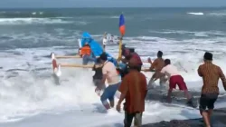 Lepas Kepala Kambing hingga Ayam Jago ke Laut, Ini Makna Sakral Sedekah Laut Nelayan Keburuhan