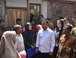 Menteri Wihaji Tinjau Penanganan Stunting dan Serahkan Bantuan RTLH di Purworejo