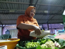 15 Tahun Jualan Pecel Rumput Laut, Ibu di Jepara Ini Sukses Hidupi Keluarga