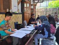 Antrean Panjang di Posko Disdik Semarang, Wali Murid Keluhkan Sistem SPMB