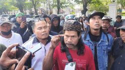 Jalan Rusak Puluhan Tahun, Warga Sukolilo Geruduk Pendopo Kabupaten Pati