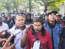 Jalan Rusak Puluhan Tahun, Warga Sukolilo Geruduk Pendopo Kabupaten Pati