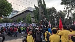 Ribuan Mahasiswa BEM SERA Gelar Aksi di Semarang, Soroti Harga BBM hingga Revisi UU Polri