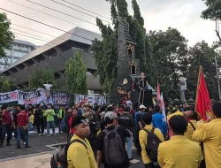 Ribuan Mahasiswa BEM SERA Gelar Aksi di Semarang, Soroti Harga BBM hingga Revisi UU Polri