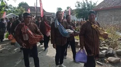 Tradisi Unik Merti Desa Mojo Kendal, Bapak-Bapak Kompak Pikul Tumpeng