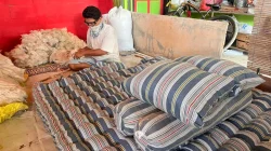 Perajin Kasur Kapuk di Kudus Bertahan di Tengah Gempuran Spring Bed