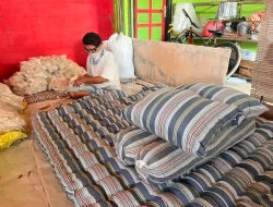 Perajin Kasur Kapuk di Kudus Bertahan di Tengah Gempuran Spring Bed