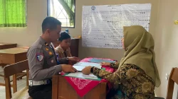 Bikin Haru! Polisi di Kudus Jemput dan Dampingi Siswa Yatim Piatu Ambil Rapor ke Sekolah