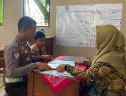 Bikin Haru! Polisi di Kudus Jemput dan Dampingi Siswa Yatim Piatu Ambil Rapor ke Sekolah