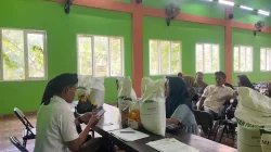 Ribuan Warga Desa Piji Antre Bantuan Beras dan Minyak Goreng, Begini Pesan Kades