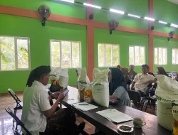 Ribuan Warga Desa Piji Antre Bantuan Beras dan Minyak Goreng, Begini Pesan Kades