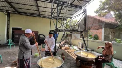 Ratusan Warga Kudus Patungan Masak 500 Porsi Bubur Asyuro demi Lestarikan Tradisi Leluhur