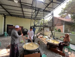 Ratusan Warga Kudus Patungan Masak 500 Porsi Bubur Asyuro demi Lestarikan Tradisi Leluhur