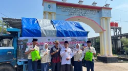 Rayakan Kelulusan, Siswa MTsN 3 Demak Salurkan Bantuan untuk Korban Rob