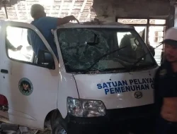 Gara-gara Gas Nyangkut Sandal, Mobil Makan Bergizi Gratis Bablas Tabrak Rumah Warga di Pati