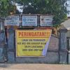 Sulit Temui Kades, Warga Ngawensari Pasang Banner Kritik di Balai Desa