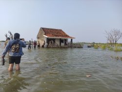 Kisah Nenek Siti, Bertahun-tahun Menjadi Penghuni Terakhir di Kampung yang Mati Ditelan Rob