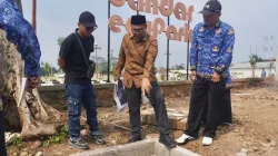 Bupati Batang Faiz Kurniawan Sidak Pembangunan Trotoar Alun-Alun Bandar