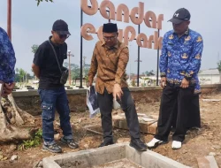 Bupati Batang Faiz Kurniawan Sidak Pembangunan Trotoar Alun-Alun Bandar