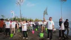 Gubernur Ahmad Luthfi Pimpin Gerakan Mageri Segoro Cegah Abrasi di Pantai Tirang