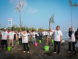 Gubernur Ahmad Luthfi Pimpin Gerakan Mageri Segoro Cegah Abrasi di Pantai Tirang