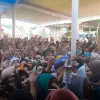 Berebut Nasi Bungkus di Haul Pangeran Benowo Kendal, Warga Yakin Bekas Bungkusnya Bikin Pohon Berbuah Lebat!